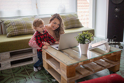 mother work´s and play with her child